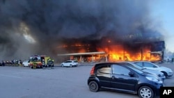 مرکز خریداری در شهر کرمنچوک اوکراین که در اثر حملهٔ میزایلی روسیه آتش گرفت