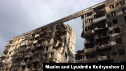 Зруйнований будинок в окупованому росіянами місті Маріуполь. Фото надане вимушеними переселенцями із Маріуполя, Людмилою та Максимом Кудряшовими.