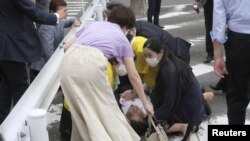 L'ancien Premier ministre japonais Shinzo Abe est allongé sur le sol après avoir reçu une balle à Nara, dans l'ouest du Japon, le 8 juillet 2022. (Photo: Kyodo via REUTERS)