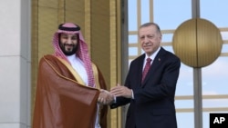 Turkish President Recep Tayyip Erdogan, right, and Saudi Crown Prince Mohammed bin Salman shake hands during a welcome ceremony in Ankara, June 22, 2022.