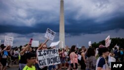 Para aktivis pembela hak aborsi di AS bergerak melewati Monumen Washington dalam aksi protes menentang keputusan Mahkamah Agung yang membatalkan hak aborsi di Washington, DC, pada 26 Juni 2022. (Foto: AFP/Samuel Corum)