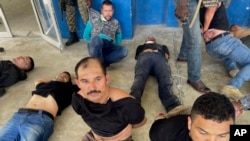 Algunos de los sospechosos del asesinato del presidente de Haití, Jovenel Moïse, son mostrados a los medios de comunicación en la sede de la policía en Puerto Príncipe, Haití, el 8 de julio de 2021. 