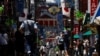 Para pejalan kaki tampak memadati wilayah Distrik Sugamo, Tokyo, di tengah cuaca panas yang melanda daerah tersebut pada 27 Juni 2022. (Foto: Reuters/Issei Kato)
