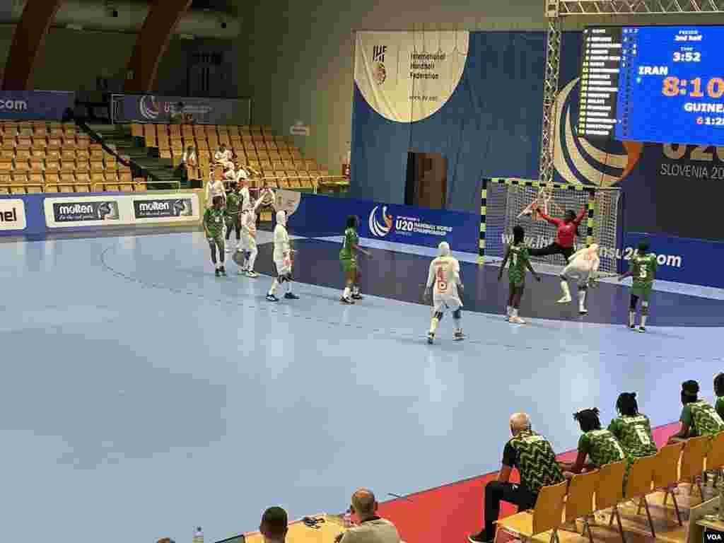 دیدار تیم&zwnj;های ملی هندبال دختران جوان ایران و گینه&nbsp;در رقابت&zwnj;های قهرمانی جهان در اسلوونی (عکس&zwnj;: تیم اعزامی صدای آمریکا)