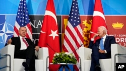 ترک صدر طیب اردوان میڈریڈ میں نیٹو کے سربراہ اجلاس کے موقع پر امریکہ کے صدر جو بائیڈن سے ملاقات کر رہے ہیں ( اے پی)
