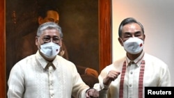 Menteri Luar Negeri Filipina Enrique Manalo dan Menteri Luar Negeri China Wang Yi di Departemen Luar Negeri sebelum pembicaraan bilateral, di Manila, Filipina, 6 Juli 2022. (Foto: Jam Sta Rosa/Pool via REUTERS)
​
