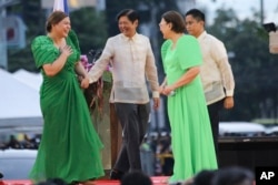 Wakil Presiden terpilih Filipina, Sara Duterte (kiri), putri dari presiden populis Filipina, disambut oleh Presiden Filipina terpilih Ferdinand "Bongbong" Marcos Jr. di Kota Davao, Filipina selatan, 19 Juni 2022.