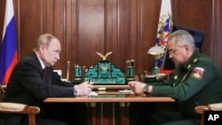 زیر دفاع روسیه، سرگئی شویگو (راست) و ولادیمیر پوتین - ۴ ژوئیه
