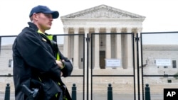 Seorang petugas keamanan siaga di depan gedung Mahkamah Agung AS di Washington, DC (foto: dok). 