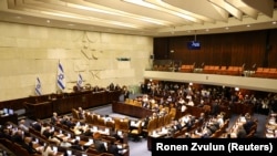 Parlemen Israel, Knesset, saat pembacaan awal RUU pembubaran parlemen, di Yerusalem, 22 Juni 2022. (Foto: REUTERS/Ronen Zvulun)