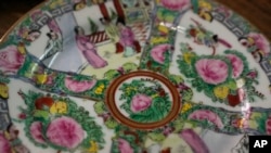 A pattern named Canton Rose painted with Xihung ("Western Red") at the Yuet Tung China Works, June 8, 2022.