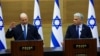 Perdana Menteri Israel Naftali Bennett (kiri) dan mitra koalisinya Menlu Yair Lapid akan membubarkan pemerintah koalisi negara itu, dalam konferensi pers di Yerusalem hari Senin (20/6). 
