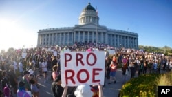 Massa berunjuk rasa di Gedung Capitol Utah di Salt Lake City, menentang keputusan Mahkamah Agung untuk membatalkan UU Perlindungan Hak Perempuan untuk Aborsi (Roe v. Wade), Jumat, 24 Juni 2022. (Foto AP/Rick Bowmer) 
