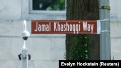 'Jamal Khashoggi Way' diresmikan di luar Kedutaan Besar Arab Saudi untuk menghormati jurnalis kelahiran Saudi yang terbunuh Jamal Khashoggi, di Washington, AS, 15 Juni 2022. (Foto: REUTERS/Evelyn Hockstein)