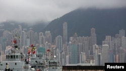 中国人民解放军海军舰艇在香港的一个海军基地停泊（2017年7月8日）。