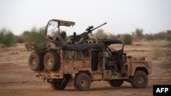 Des soldats s'entraînant sur la base militaire de Menaka, au nord-est du Mali. 