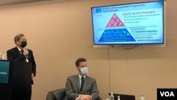 台湾国家发展委员会主任委员龚明鑫(左）2022年6月27日在华盛顿智库全球台湾研究中心就“美台在全球供应链重组的划时代合作”发表演讲。（美国之音锺辰芳拍摄）