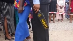 Les églises font désormais des fouilles à l’entrée pour détecter les armes