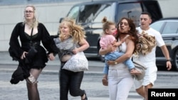 Tampak sejumlah warga berlari meninggalkan mal Fields di Copenhagen, setelah polisi menerima laporan bahwa terdapat insiden penembakan di dalam mal tersebut pada 3 Juli 2022. (Foto: Ritzau Scanpix/Olafur Steinar Gestsson via Reuters)