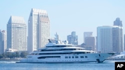 Архівне фото: Суперяхта Amadea поблизу Сан-Дієго, Каліфорнія, 27 червня 2022 року. Суперяхту вартістю 325 мільйонів доларів США конфіскували у російського олігарха, який потрапив під санкції.