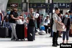 Para calon penumpang menunggu kereta mereka saat berlangsungnya pemogokan nasional oleh pekerja perusahaan kereta api milik negara Prancis SNCF, di stasiun kereta Gare de Lyon di Paris, Prancis, 6 Juli 2022. (REUTERS/Benoit Tessier)