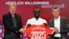 Sadio Mane, au centre, pose à côté du PDG du Bayern Munich Oliver Kahn, à gauche, et le président Herbert Hainer, à Munich, Allemagne, le 22 juin 2022.