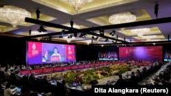 Para menteri dan anggota delegasi mendengarkan Menlu Retno Marsudi menyampaikan sambutannya pada sesi pembukaan Pertemuan Menlu G20 di Nusa Dua, Bali, 8 Juli 2022. (Foto: Dita Alangkara via Reuters)