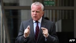 Duta Besar AS untuk Rusia John Sullivan berbicara dengan awak media di luar gedung pangadilang di Moskow, pada 15 Juni 2020. (Foto: AFP/Kirill Kudryavtsev)