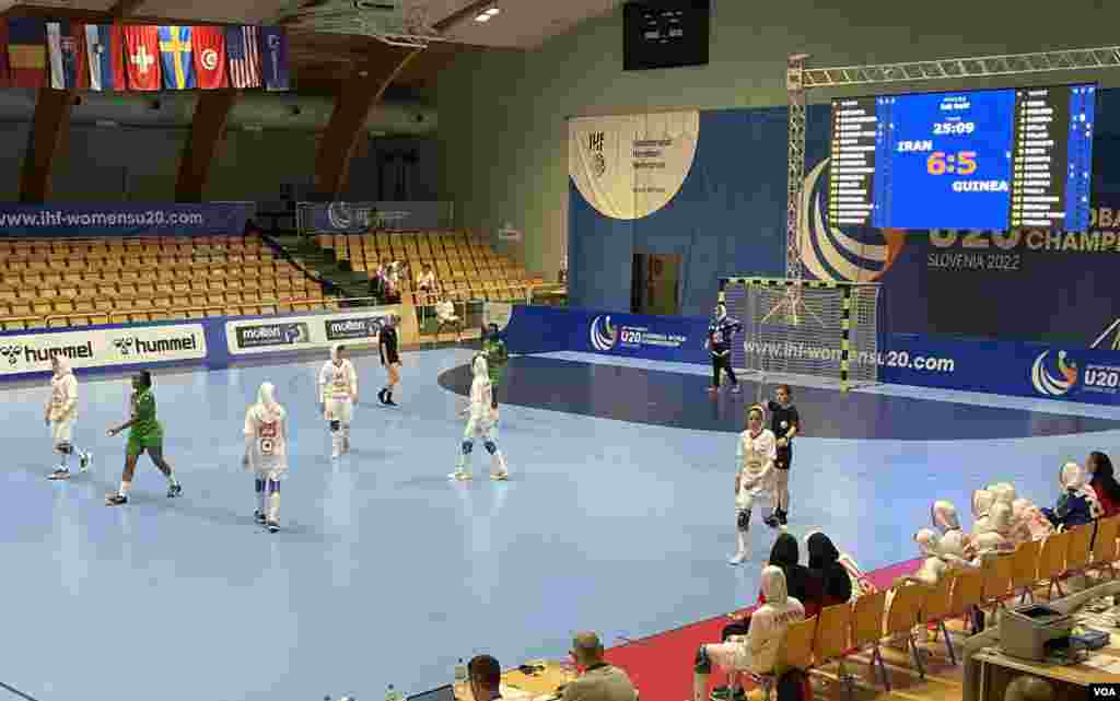 دیدار تیم&zwnj;های ملی هندبال دختران جوان ایران و گینه&nbsp;در رقابت&zwnj;های قهرمانی جهان در اسلوونی (عکس&zwnj;: تیم اعزامی صدای آمریکا)