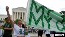 Pendukung hak aborsi berdemonstrasi di luar Mahkamah Agung Amerika Serikat saat pengadilan memutuskan kasus aborsi Dobbs v Women's Health Organization, yang membatalkan keputusan aborsi Roe v Wade, di Washington, AS, 24 Juni 2022. (Foto: REUTERS/Mary F .Calvert)
