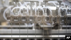 Esta foto de mayo de 2022 proporcionada por Pfizer muestra la producción de la vacuna COVID-19 de Pfizer para niños menores de 5 años en Puurs, Bélgica.