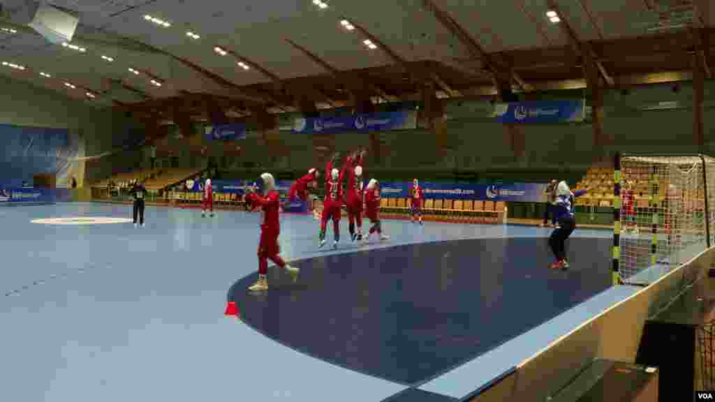 تمرینات دختران هندبالیست ایران در مسابقات جهانی اسلوونی