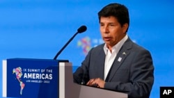 El presidente peruano Pedro Castillo habla durante una sesión plenaria en la Cumbre de las Américas, el viernes 10 de junio de 2022 en Los Ángeles. 