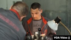 Максим Кудряшов працює на заводі в місті Рівне, після втечі із рідного міста Маріуполя, окупованого росіянами. Фото надане сім'єю Кудряшових.