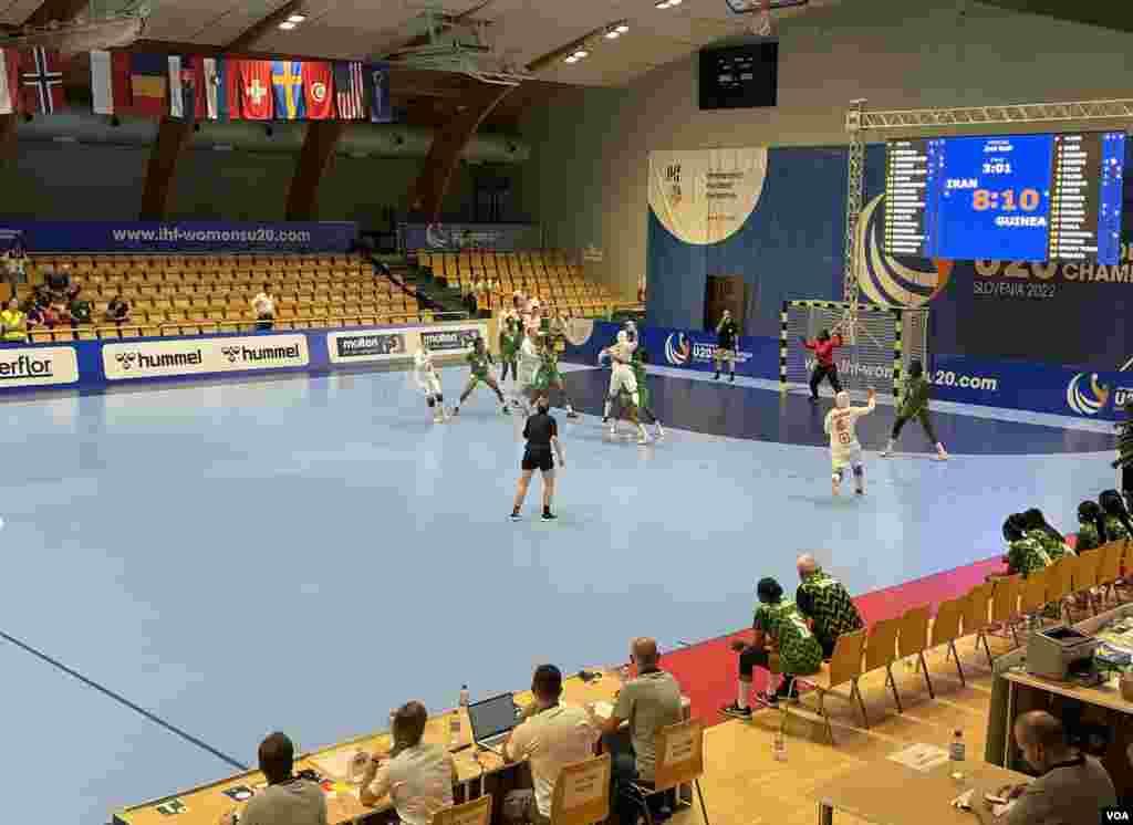 دیدار تیم&zwnj;های ملی هندبال دختران جوان ایران و گینه&nbsp;در رقابت&zwnj;های قهرمانی جهان در اسلوونی (عکس&zwnj;: تیم اعزامی صدای آمریکا)