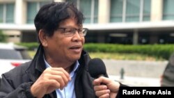 លោក អ៊ុក ទូច ពលរដ្ឋខ្មែរអាមេរិកាំង​ដែលបានគប់ស្បែកជើងដាក់លោកនាយករដ្ឋមន្ត្រី ហ៊ុន សែន ផ្តល់បទសម្ភាសន៍ដល់វិទ្យុអាស៊ីសេរី។ (រូបថតដោយវិទ្យុអាស៊ីសេរី)