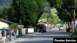 تنها چند صدمتر آن‌سوتر از هیاهوی نشست گروه هفت، زندگی روزمره مردم گارمیش در جریان است.