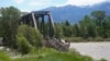 Jembatan rel kereta yang melintasi sungai Yellowstone rusak akibat banjir yang melanda kawasan Taman Nasional Yellowstone. Foto diambil di Livingston, Montana, pada 15 Juni 2022. (Foto: AP/Rick Bowmer)