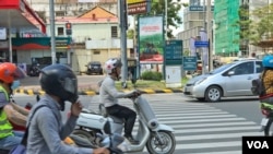 រូបឯកសារ៖ តារាង​តម្លៃ​ប្រេង​សាំង​ និង​ម៉ាស៊ូត​ ដាក់​លក់​នៅ​តាម​ស្ថានីយ​ប្រេងឥន្ធនៈ​ នៅ​ជាយ​ និង​កណ្តាល​ទីក្រុង​​ភ្នំពេញ​ ថ្ងៃទី​ ២៣ ខែ​មិថុនា​ ឆ្នាំ​ ២០២២។ (ហ៊ុល រស្មី/វីអូអេ)​ 