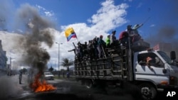 ARCHIVO - Ecuador experimentó en 2019 un estallido y a mediados de este año se registró otra ola de protestas que terminaron en violencia entre las fuerzas del Estado y manifestantes. Representantes de los indígenas advierten que detonantes siguen latentes. 