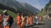 Umat Hindu memulai ziarah tahunan Amarnath Yatra ke sebuah gua es Himalaya, di Chandanwari, Pahalgam, selatan Srinagar, Kashmir yang dikuasai India, Kamis, 30 Juni 2022. (Foto AP)