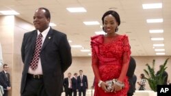 Le roi d'Eswatini et l'une de ses épouses arrivent à Sotchi, en Russie, le 23 octobre 2019.