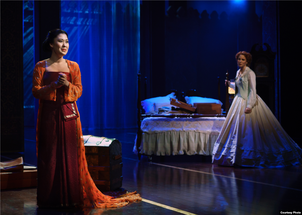 Permaisuri raja, Lady Thiang (Ruthie Ann Miles, kiri), bernyanyi tentang cintanya pada suaminya, sementara Anna (Kelli O&rsquo;Hara) mendengarkan. (Paul Kolnik)