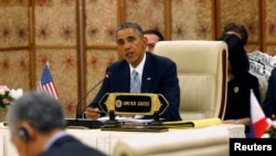 President Barack Obama memberikan rambutan di KTT ASEAN-AS di Naypyitaw, Myanmar (3/11).