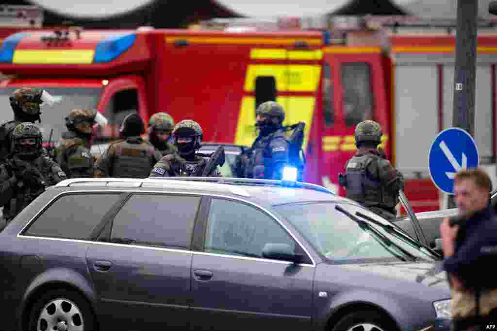 Policemen arrive at a shopping mall following shootings on July 22, 2016 in Munich.
