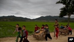 រូបថតឯកសារ៖ ក្រុម​កុមារ​នៃ​ប្រទេស​កូរ៉េ​ខាង​ជើង​កំពុង​ជួយ​ជួស​ជុល​ផ្លូវ​នៅ​ឯតំបន់​ជនបទដាច់​ស្រយាល​មួយ​ ក្នុង​ខេត្ត​ Hamgyong ប្រទេស​កូរ៉េ​ខាង​ជើង​ កាលពីថ្ងៃទី​២០ ខែ​ឧសភា ឆ្នាំ២០១៤។ 