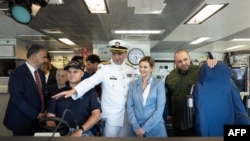 Українська делегація під час відвідування побудованого у Туреччині корвета "Гетьман Іван Мазепа", Стамбул, 1 серпня 2024 року. UKRAINIAN PRESIDENTIAL PRESS SERVICE/AFP