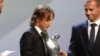 Luka Modric reçoit le titre de Joueur de l'année de l'UEFA remis par le président de l'institution Alexander Ceferin, Monaco, le 30 août 2018.