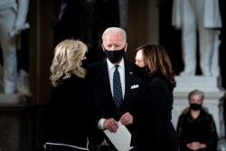 Joe Biden dan istrinya, Jill Biden, berbincang dengan Kamala Harris di upacara pemakaman mendiang Hakim Agung Ruth Bader Ginsburg, 24 September 2020. (Foto: Reuters)