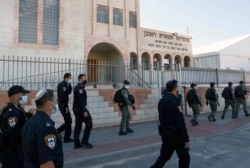 Polisi Israel meninggalkan sekolah Talmud Yahudi di kota Ashdod, Israel, yang melanggar aturan lockdown, 22 Januari 2021.